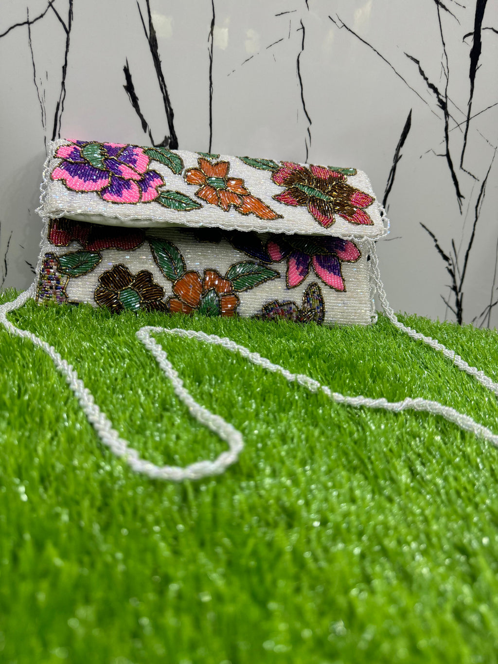 White Beauty Handmade Clutch – Elegant Design"